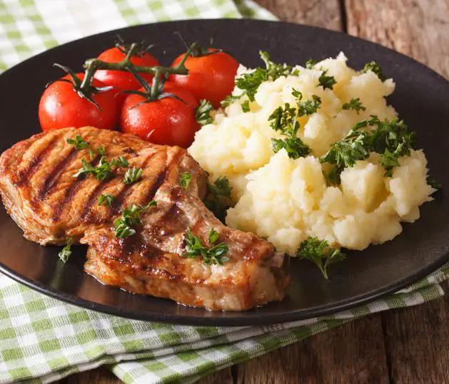 Bisteca com Cocinero Limão Espremido e purê de mandioquinha