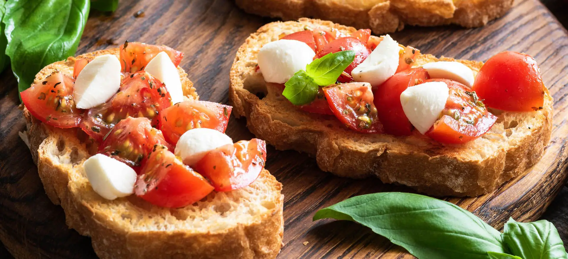 Bruschetta de tomate e queijo de cabra