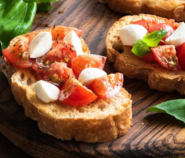 Bruschetta de tomate e queijo de cabra