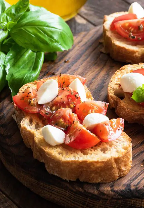 Bruschetta de tomate e queijo de cabra